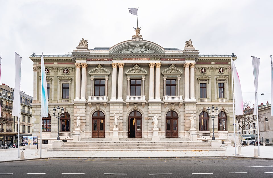 Vista frontale della facciata principale del Grand Théâtre di Ginevra, il principale teatro d'opera della città
