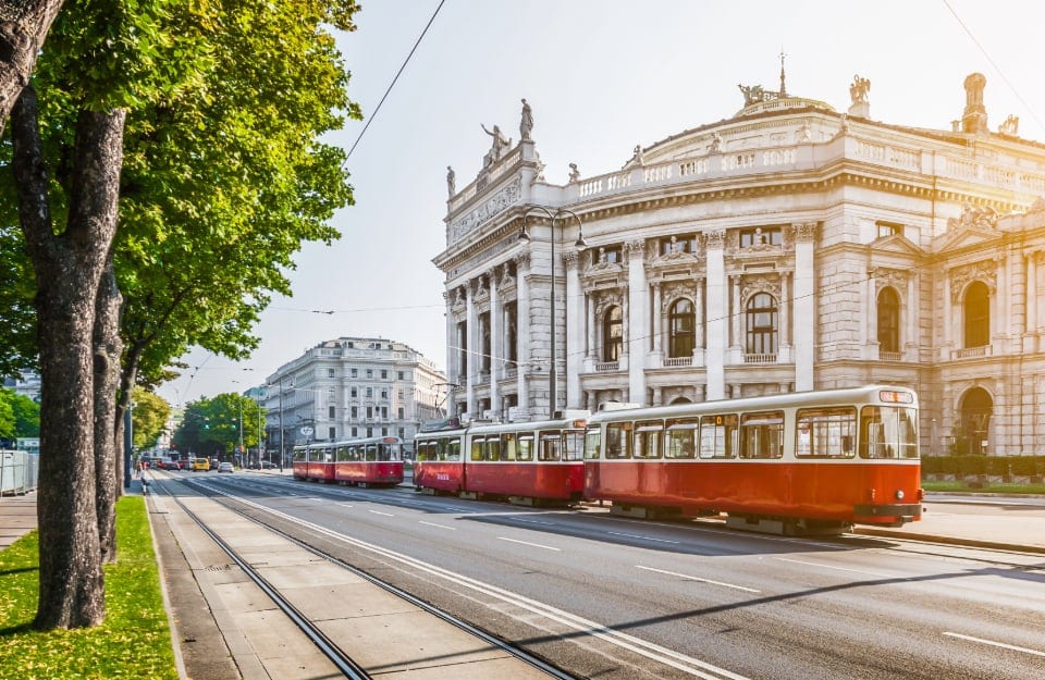 Un tram passa lungo la Ringstraße, davanti al Burgtheater, a Vienna