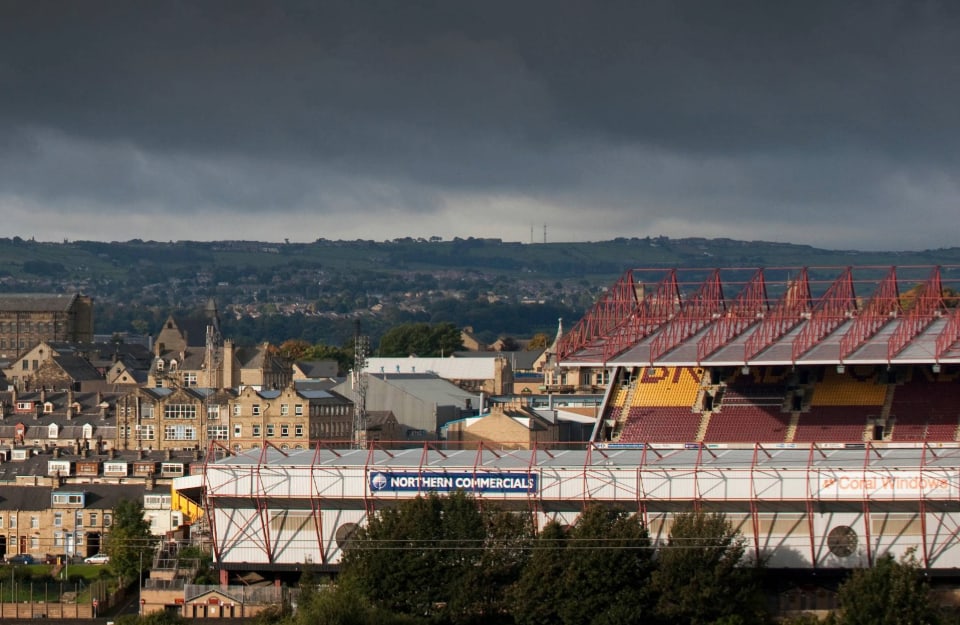 Vista da lontano dello stadio da calcio del Bradford City, nel Regno Unito