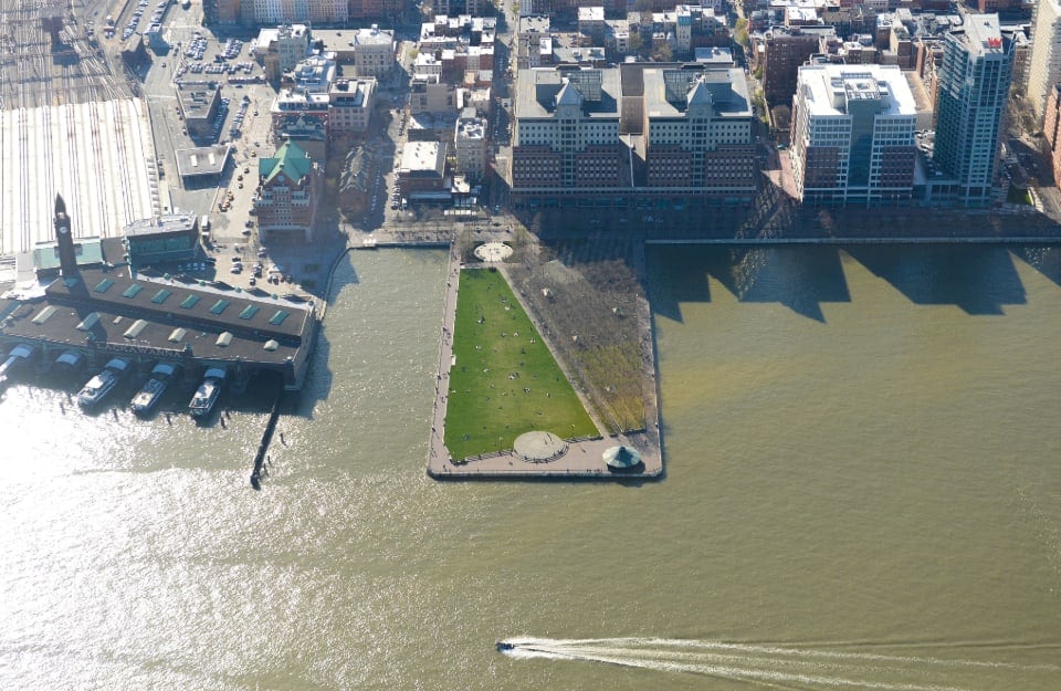 Vista dall'alto del porto di Hoboken, New Jersey, sul fiume Hudson