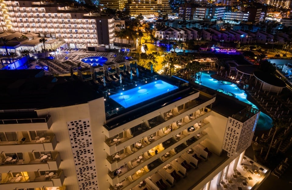 Vista dall'alto di alcuni degli hotel di Las Vegas, illuminati nella notte