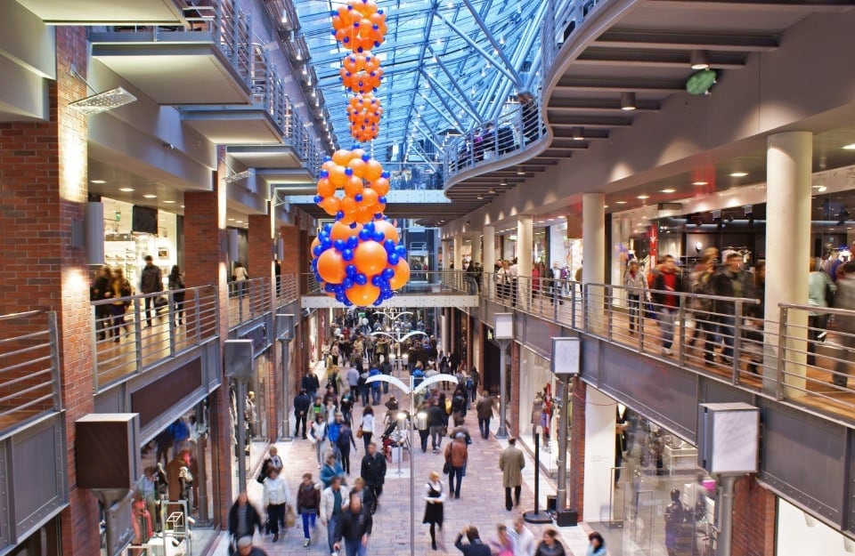 Panorama dell'interno di un centro commerciale affollato durante un periodo festivo