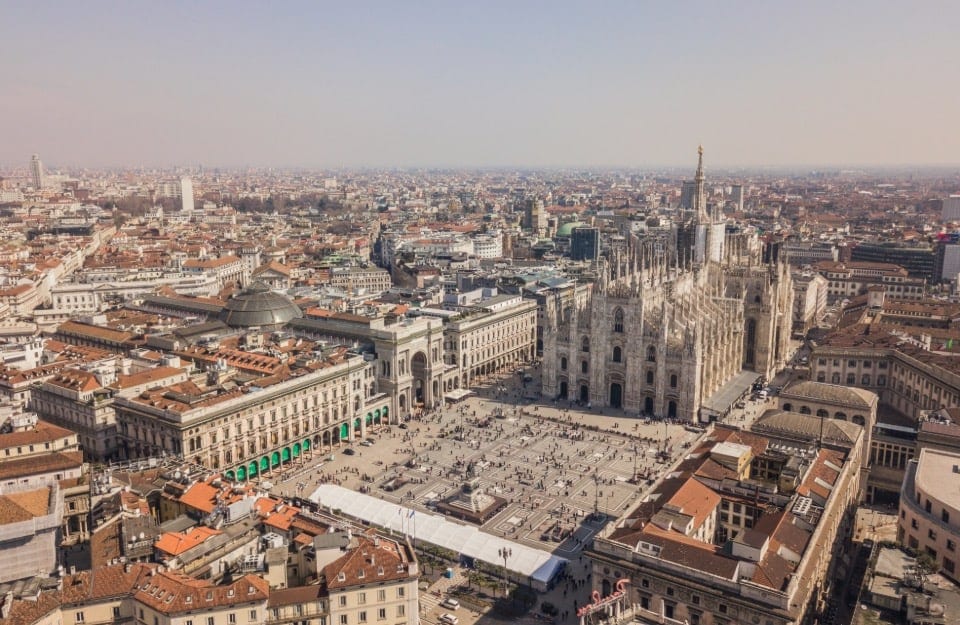 Vista angolata dall'alto di Milano, con al centro piazza del Duomo