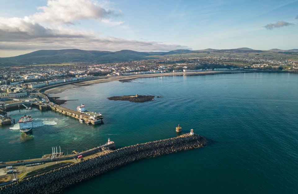 Vista dall'alto dell'area costiera della città di Douglas, capitale dell'Isola di Man, nel Regno Unito