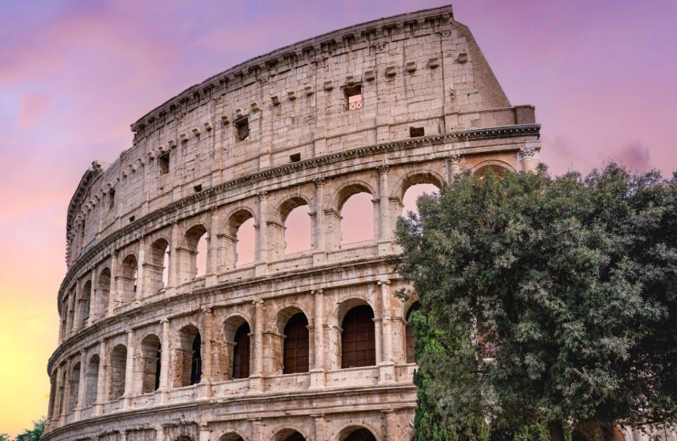 Il Colosseo di Roma visto dall'esterno al tramonto