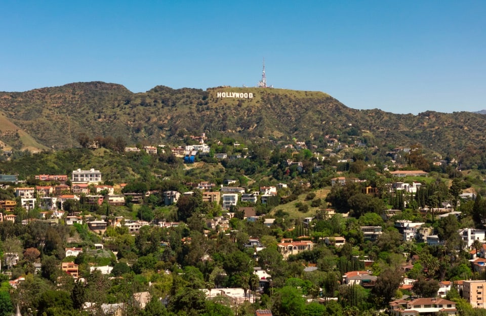 Panorama dell'area di Los Angeles con la scritta “Hollywood” sulle colline